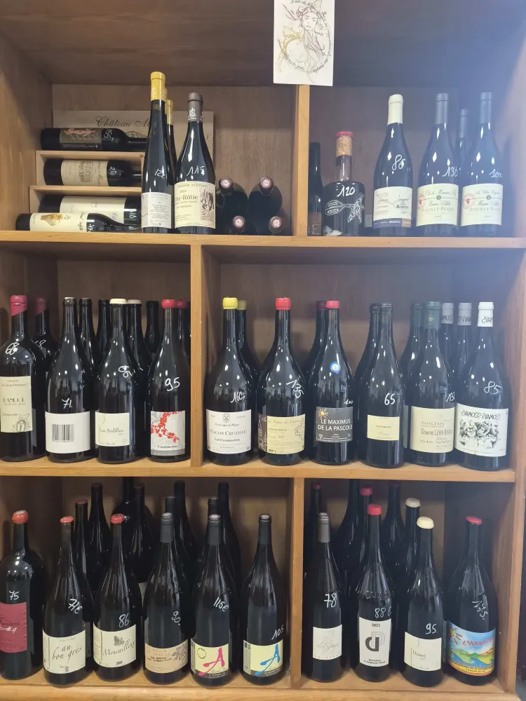 page accueil (1) - étagère de bouteilles de vin